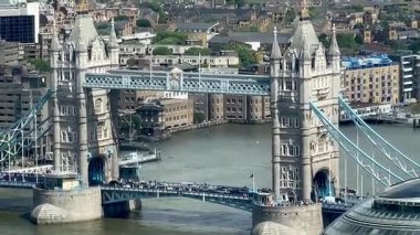 Londra 'nın modern ufuk çizgisi ile Thames Nehri' ni kaplayan Tower Bridge 'in ikonik görüntüsü yukarıdan tam gün ışığında, klasik Londra' nın en iyi, en yavaş filmiyle çekildi.