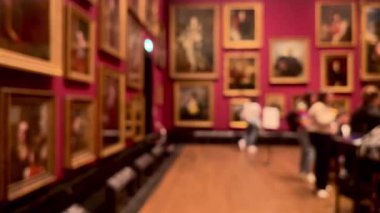 Bulanık müze içi, sanat tarihi eğitimi ve kültür eğlencesi, dağılmış