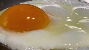 Tavada pırıl pırıl parlayan altın sarısı, kenarlarında hafif cızırdayan mükemmel kızarmış yumurta, klasik bir İngiliz kahvaltı anı.