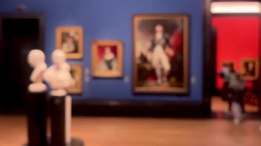 Bulanık müze içi, sanat tarihi eğitimi ve kültür eğlencesi, dağılmış