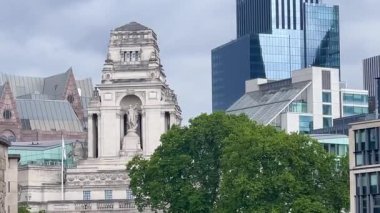 Londra 'nın merkezinde eski ve modern mimarinin aksine, ön planda ağaçlar, yavaş çekim