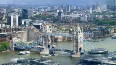 Londra 'nın modern ufuk çizgisi ile Thames Nehri' ni kaplayan Tower Bridge 'in ikonik görüntüsü yukarıdan tam gün ışığında, klasik Londra' nın en iyi, en yavaş filmiyle çekildi.