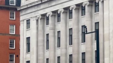 Londra şehir manzarası geleneksel İngiliz mimarisinin incelikli cazibesini yansıtıyor, ön cepheleri, pencereleri ve malzemeleri tarihi zarafeti yansıtıyor, yavaş çekim.