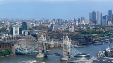 Tower Bridge ve Thames nehrinin panoramik hava manzarası Londra 'nın merkezi gökdelenleri ve şehir binalarıyla çevrili.
