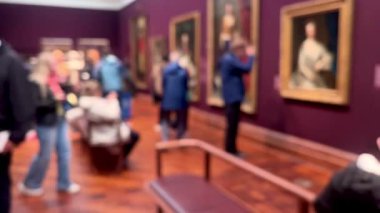 Bulanık müze içi, sanat tarihi eğitimi ve kültür eğlencesi, dağılmış