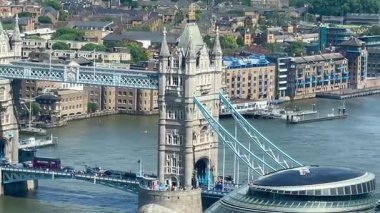 Tower Bridge ve Thames nehrinin panoramik hava manzarası Londra 'nın merkezi gökdelenleri ve şehir binalarıyla çevrili.