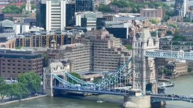 Londra 'nın modern ufuk çizgisi ile Thames Nehri' ni kaplayan Tower Bridge 'in ikonik görüntüsü yukarıdan tam gün ışığında, klasik Londra' nın en iyi, en yavaş filmiyle çekildi.