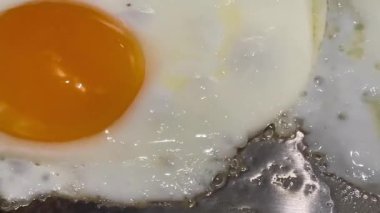 Tavada pırıl pırıl parlayan altın sarısı, kenarlarında hafif cızırdayan mükemmel kızarmış yumurta, klasik bir İngiliz kahvaltı anı.