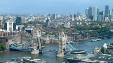 Tower Bridge ve Thames nehrinin panoramik hava manzarası Londra 'nın merkezi gökdelenleri ve şehir binalarıyla çevrili.
