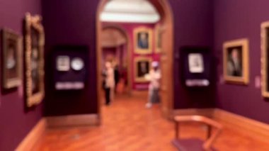 Bulanık müze içi, sanat tarihi eğitimi ve kültür eğlencesi, dağılmış