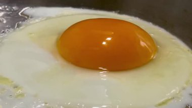 Tavada pırıl pırıl parlayan altın sarısı, kenarlarında hafif cızırdayan mükemmel kızarmış yumurta, klasik bir İngiliz kahvaltı anı.