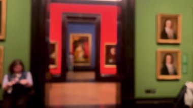 Bulanık müze içi, sanat tarihi eğitimi ve kültür eğlencesi, dağılmış