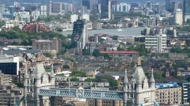 Londra 'nın modern ufuk çizgisi ile Thames Nehri' ni kaplayan Tower Bridge 'in ikonik görüntüsü yukarıdan tam gün ışığında, klasik Londra' nın en iyi, en yavaş filmiyle çekildi.