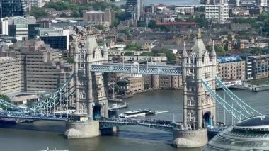 Tower Bridge ve Thames nehrinin panoramik hava manzarası Londra 'nın merkezi gökdelenleri ve şehir binalarıyla çevrili.