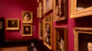 Bulanık müze içi, sanat tarihi eğitimi ve kültür eğlencesi, dağılmış