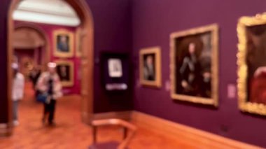 Bulanık müze içi, sanat tarihi eğitimi ve kültür eğlencesi, dağılmış