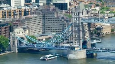 Tower Bridge ve Thames nehrinin panoramik hava manzarası Londra 'nın merkezi gökdelenleri ve şehir binalarıyla çevrili.