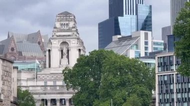 Londra 'nın merkezinde eski ve modern mimarinin aksine, ön planda ağaçlar, yavaş çekim