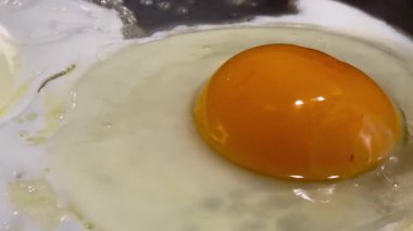 Tavada pırıl pırıl parlayan altın sarısı, kenarlarında hafif cızırdayan mükemmel kızarmış yumurta, klasik bir İngiliz kahvaltı anı.