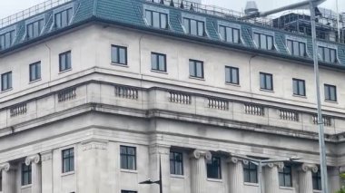 Londra şehir manzarası geleneksel İngiliz mimarisinin incelikli cazibesini yansıtıyor, ön cepheleri, pencereleri ve malzemeleri tarihi zarafeti yansıtıyor, yavaş çekim.