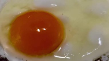 Tavada pırıl pırıl parlayan altın sarısı, kenarlarında hafif cızırdayan mükemmel kızarmış yumurta, klasik bir İngiliz kahvaltı anı.