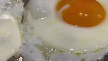 Tavada pırıl pırıl parlayan altın sarısı, kenarlarında hafif cızırdayan mükemmel kızarmış yumurta, klasik bir İngiliz kahvaltı anı.