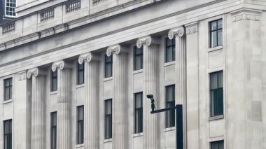 Londra şehir manzarası geleneksel İngiliz mimarisinin incelikli cazibesini yansıtıyor, ön cepheleri, pencereleri ve malzemeleri tarihi zarafeti yansıtıyor, yavaş çekim.