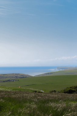 Sahil boyunca uzanan ikonik Beyaz Dover uçurumlarına uzanan yeşil tepeler ve tarım alanları. Doğu Sussex kırsal bölgesi, İngiltere