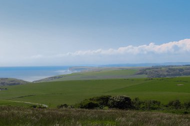 İngiliz Kanalı 'nın sakin mavi sularıyla buluşan yuvarlanan yeşil alanlar ve dramatik tebeşir kayalıkları. Doğu Sussex kırsal bölgesi, İngiltere