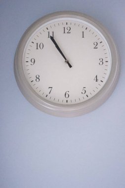 Şu anki zamanı gösteren analog yüzlü duvar saati dakikliği ve teslim tarihlerini sembolize ediyor. Cotswold kırsal, İngiltere