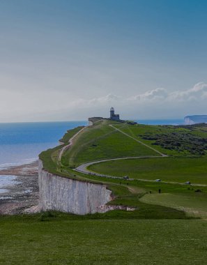 Beachy Head deniz feneri Manş Denizi 'ne bakan engebeli beyaz tebeşir kayalıklarının üzerinde görkemli bir şekilde duruyor. Doğu Sussex kırsal bölgesi, İngiltere