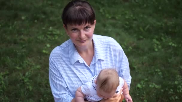 Maman Avec Bébé Dans Les Bras Regardant Caméra Souriant Lent — Video