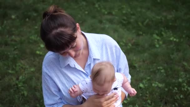 Portrét Matky Malým Dítětem Pozadí Zelené Trávy Žena Podívá Kamery — Stock video