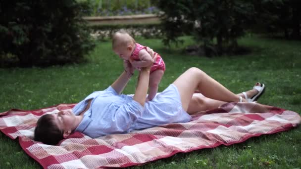 赤ん坊の女の子を育てる女性 母と娘は公園で休んでいる Slow — ストック動画