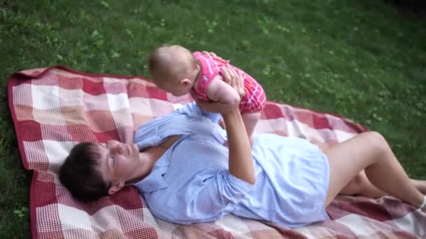 Парке Зеленой Траве Играют Мать Дочь Женщина Воспитывает Ребенка Над — стоковое видео
