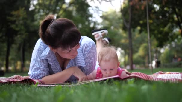 Mama Liest Einem Kleinen Mädchen Ein Buch Vor Während Sie — Stockvideo