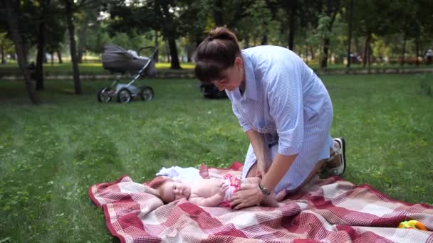 Anne Küçük Kızını Soyuyor Kadın Çocuk Ekose Bir Parkta Dinleniyor — Stok video