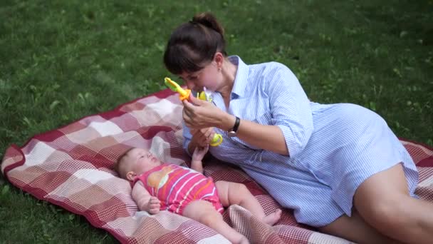 Una Giovane Madre Gioca Con Bambino Una Donna Bambino Che — Video Stock