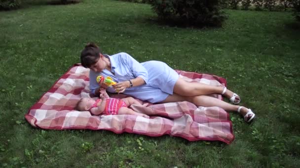 Anya Csecsemő Zöld Füvön Játszanak Parkban Játékokat Mutat Kislánynak Lassú — Stock videók