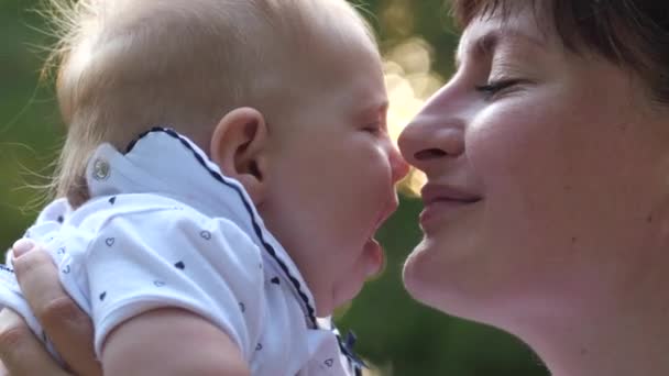 Ritratto Mamma Bambino Che Sfregano Naso Sorridono Lento — Video Stock