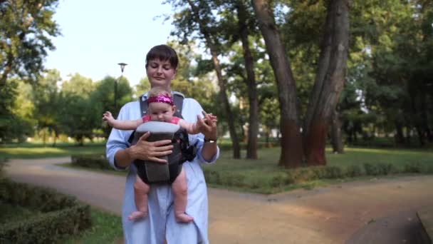 Anya Parittyában Hordja Babát Család Sétál Parkban Anya Megmutatja Ujját — Stock videók