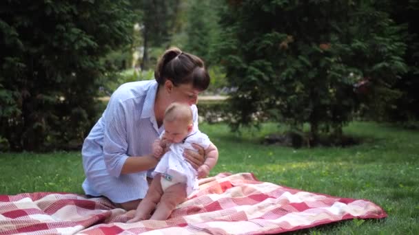 Anne Bebekle Parkta Küçük Kızını Okşayan Onunla Konuşan Bir Kadın — Stok video