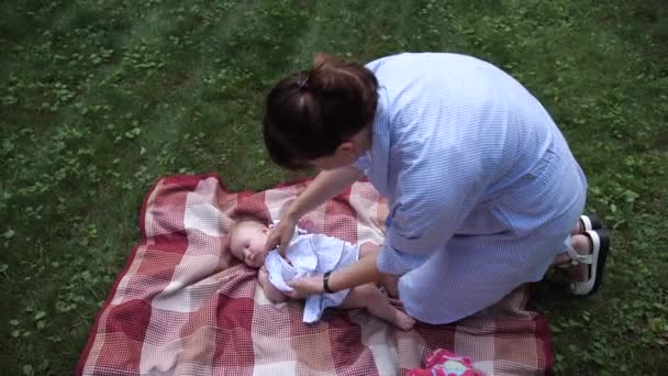 Jeune Mère Habiller Petite Fille Sur Herbe Verte Dans Parc — Video