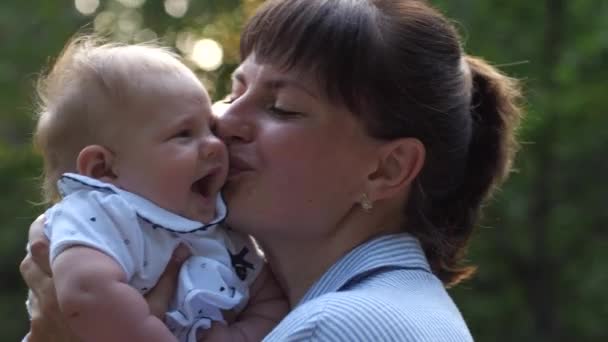 Ritratto Madre Felice Neonato Donna Sorridente Cresce Sua Bambina Bacia — Video Stock