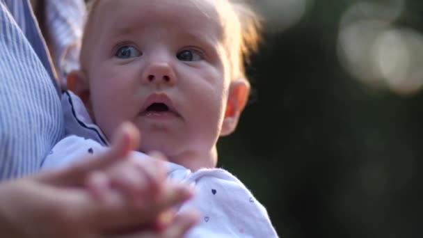 母親の指を握っている幼児の少女のクローズアップ顔 Slow — ストック動画