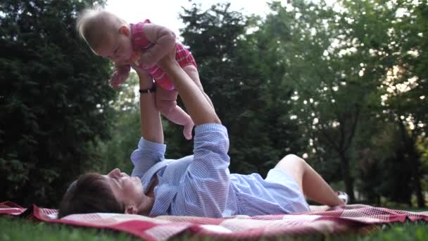 Dans Parc Sur Plaid Maman Élève Une Petite Fille Dessus — Video
