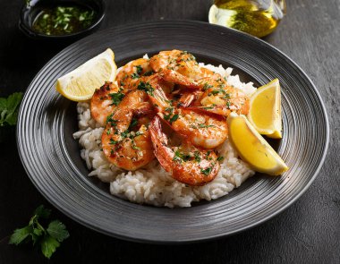 Delight in a fresh seafood platter showcasing grilled shrimp atop fluffy Greek rice, complemented by zesty lemon wedges, perfect for a coastal dining experience. clipart