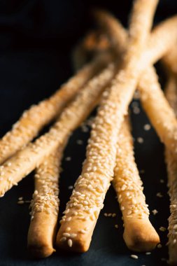 Susam tohumlu Grissini, ekmek, Grissino ya da daldırma çubukları olarak da bilinir, genellikle İtalya kökenli kuru ve taze ekmek çubuklarıdır..