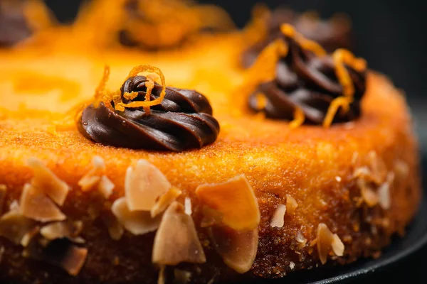 Orangenmehlkuchen Mit Schale Mandelflocken Und Schokoladenganache — Stockfoto