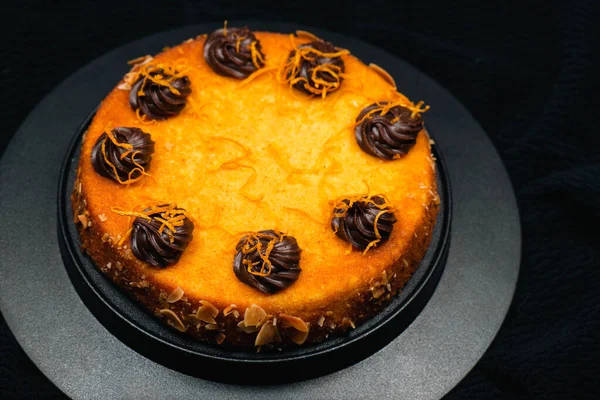 Ciasto Bez Mąki Pomarańczowej Skórką Płatkami Migdałów Czekoladowym Ganache — Zdjęcie stockowe